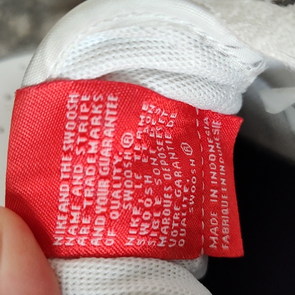 Youth size 5.5 Nike sneakers  fit me - I take 7.5 women's  very gently used - Picture 4 of 5